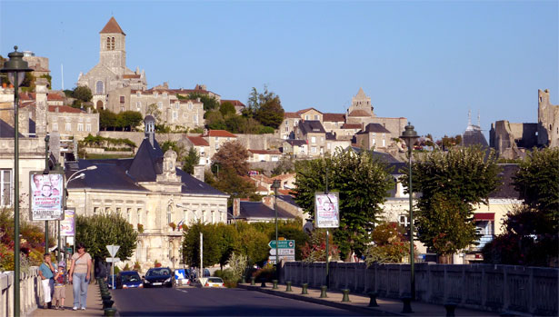 illustration : Centre de Chauvigny depuis le pont de la vienne, la vielle ville surplombe la ville moderne.