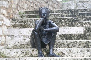 illustration : Statue au pied du donjon.